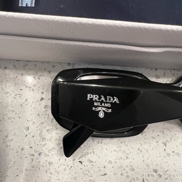 NEW Prada PR 17WF 1AB5S0 Black
Rectangle Unisex Sunglasses - Picture 4 of 14
